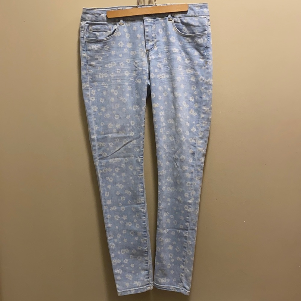 ✨NEW✨FOREVER21 LIGHT BLUE JEANS WITH WHITE DAISIES